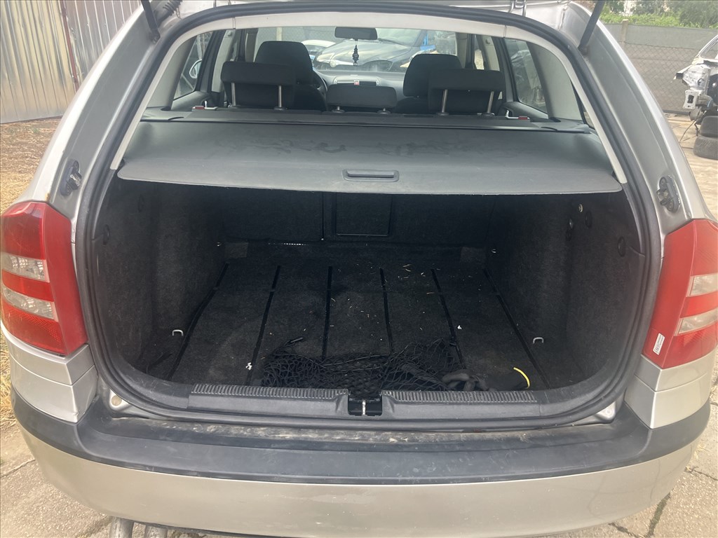 Skoda Octavia II bontott alkatrészei 9. kép