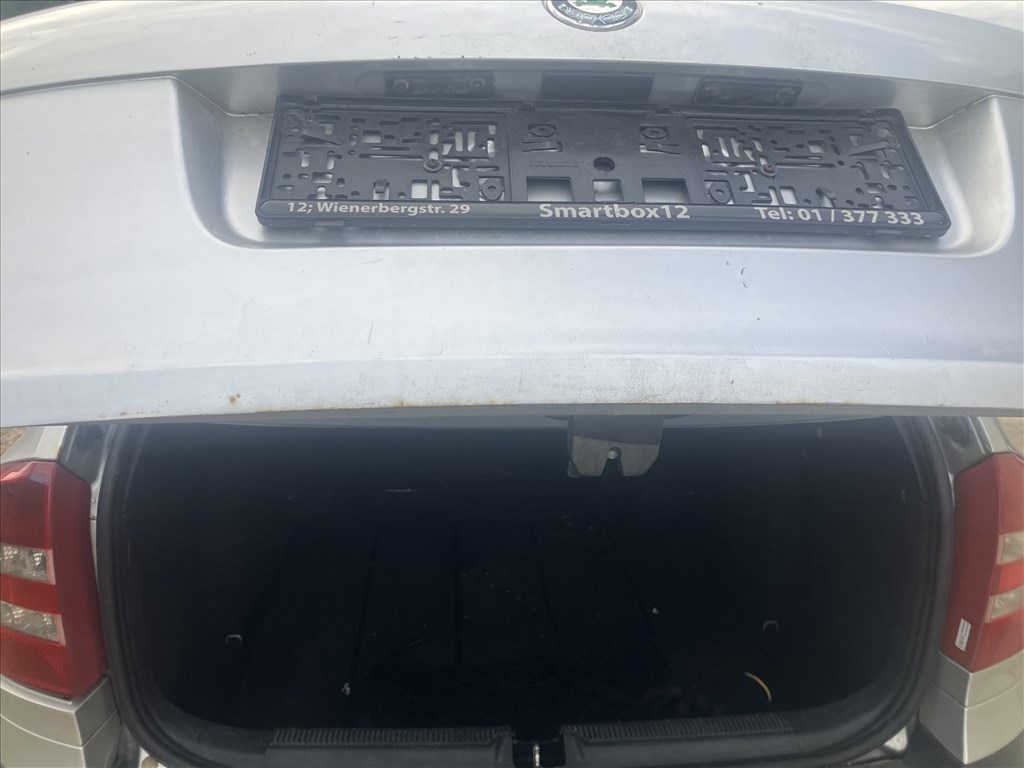 Skoda Octavia II bontott alkatrészei 10. kép