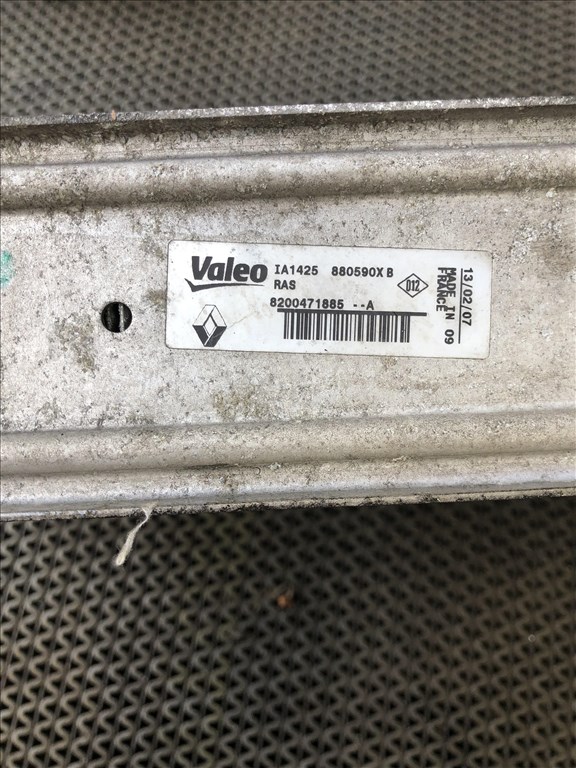 Renault Clio III Intercooler hűtő 8200471885A  2. kép