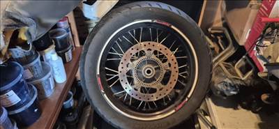 BMW F800 GS hátsó kerék, első teleszóp
