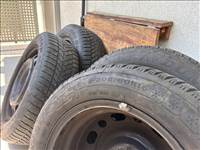  5x114.3 lyukosztású 16" használt (gyári felni) lemezfelni, rajta 205/60 használt Dunlop téli gumi 
