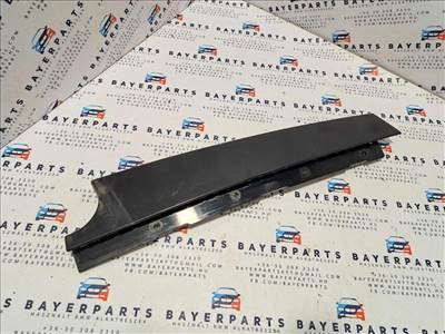 BMW E87 bal hátsó fekete ajtó külső oszlop takaró léc díszléc dekorléc oszloptakaró borítás - karcos