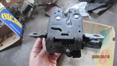 Opel Astra J csomagtérajtó zárszerkezet (13581023)