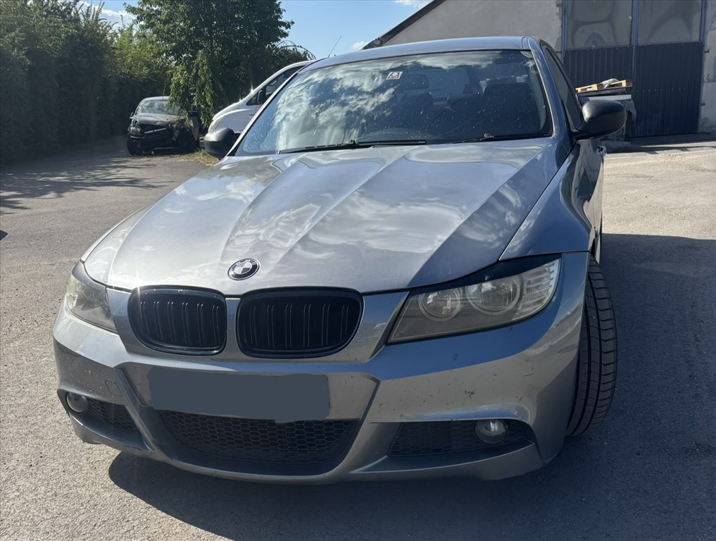 BMW 320 (E90, E91, E92, E93) bontott alkatrészei 3. kép