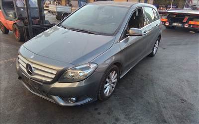 Mercedes B 180 bontott alkatrészei