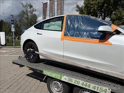 Tesla Model 3 bontott alkatrészei