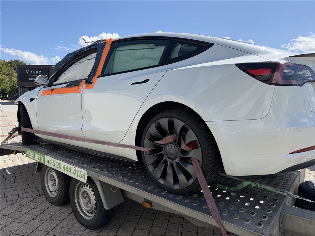 Tesla Model 3 bontott alkatrészei 2. kép