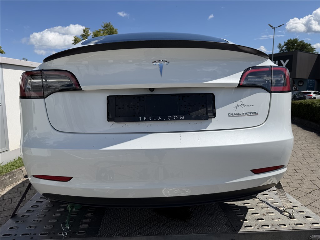 Tesla Model 3 bontott alkatrészei 3. kép