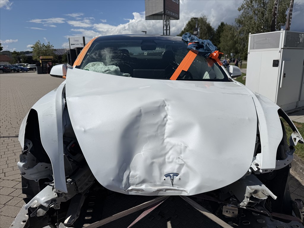 Tesla Model 3 bontott alkatrészei 4. kép
