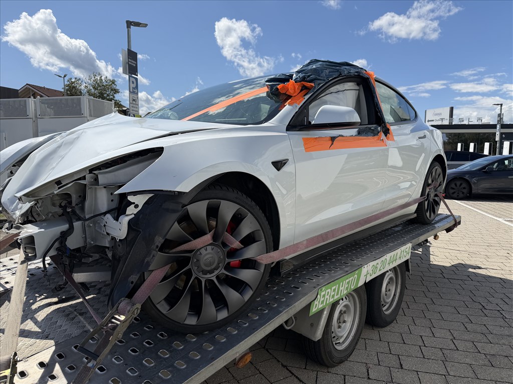 Tesla Model 3 bontott alkatrészei 5. kép