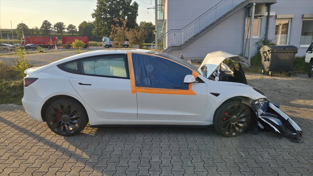 Tesla Model 3 bontott alkatrészei 6. kép
