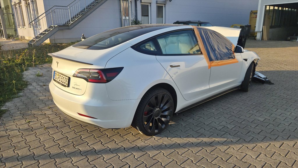 Tesla Model 3 bontott alkatrészei 7. kép
