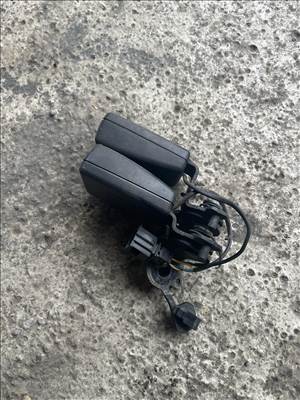 Audi A4 (B9 - 8W) hátsó középső öv csatlakozó 