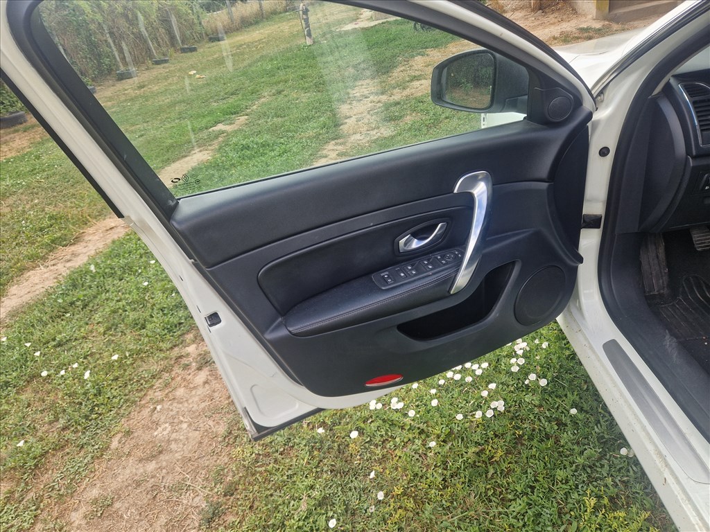 Eladó Renault Latitude 2.0 16V 140 E 85 (1997 cm³, 140 PS) 6. kép