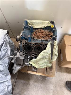 Audi A6 (C5 - 4B) AYM felújított fűzött blokk hengerfej nélkül 