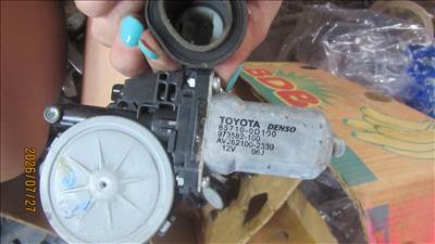 Toyota Auris (E150) (2007-2013) jobb első ablakemelő motor 85710-0D100