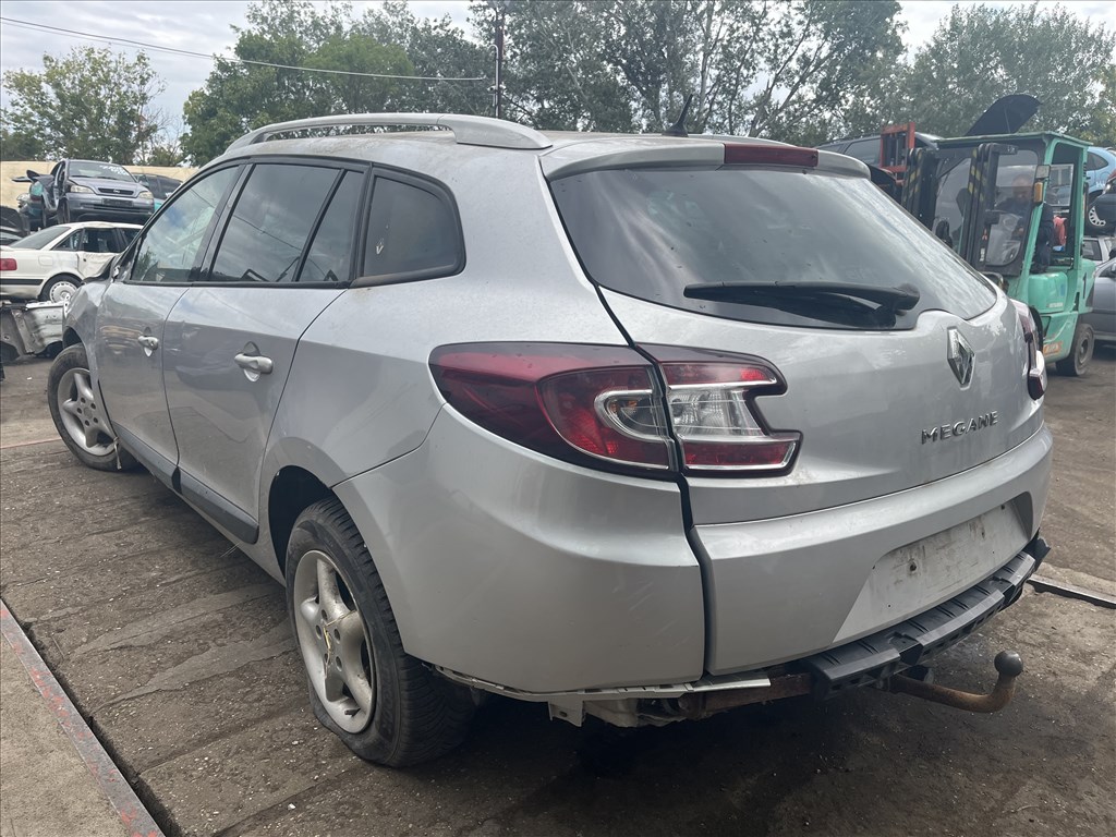 Renault Mégane III 1.6i bontott alkatrészei 2. kép