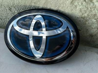 Toyota Yaris (XP210) Első Embléma  9097502124