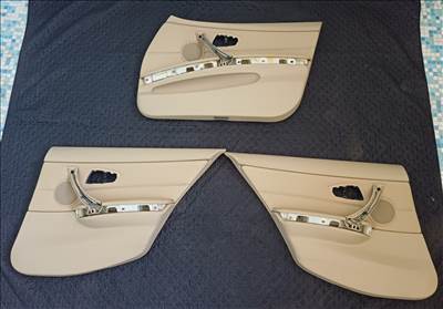 BMW 3-as, E90, E91 bézs, bőr ajtókárpit. Jobb első, jobb hátsó, bal hátsó.