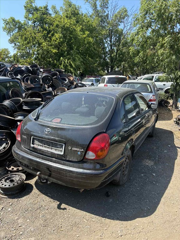 Toyota Corolla (E110) bontott alkatrészei 2. kép