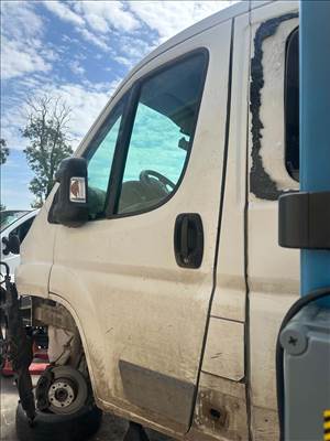 Fiat Ducato bontott ajtó, visszapillantóval, belső burkolattal.