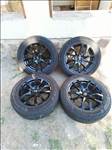  5x114.3 lyukosztású 17" Kia / Hyundai fekete alufelni, rajta 225/60 újszerű Michelin téli gumi 