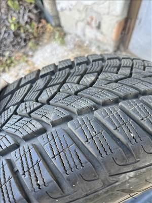  225/4517" újszerű Goodyear téli gumi gumi
