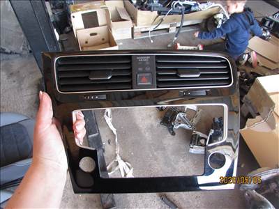 Volkswagen Golf 7 (2012-2020) Középkonzol és rádiókeret betét vészvillogóval 5C1819743D / 5G1815736