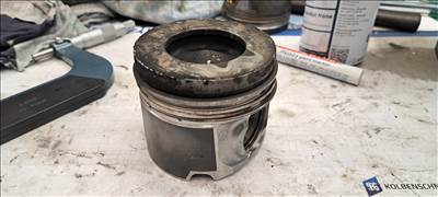 BMW N57D30A dugattyú  11257805329
