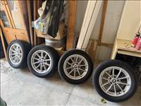 5x112 lyukosztású 16" újszerű (gyári felni) alufelni, rajta 205/55 újszerű Bridgestone nyári gumi 