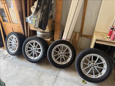  5x112 lyukosztású 16" újszerű (gyári felni) alufelni, rajta 205/55 újszerű Bridgestone nyári gumi 