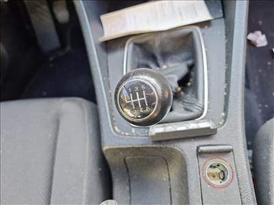 Audi A4 (B6/B7) 6-os gyári váltógomb szoknyával 
