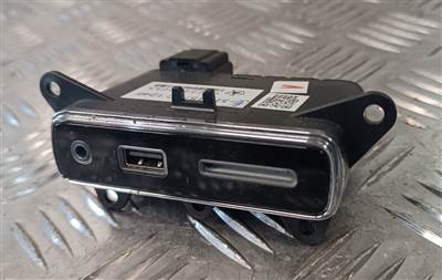 Jeep Grand Cherokee WK2 AUX-, USB- és SD-egység vezérlőegység eredeti használt - 68258696AA