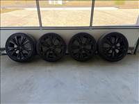  5x108 lyukosztású 22" újszerű (gyári felni) alufelni, rajta 265/40 újszerű Pirelli nyári gumi gumi 