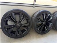 Jaguar F-PACE HELIX 5x108 lyukosztású 22" újszerű gyári felni 265/40 újszerű Pirelli gumikkal