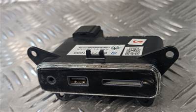 Jeep Grand Cherokee WK2 AUX-, USB- és SD-egység vezérlőegység eredeti használt - P68258696AA