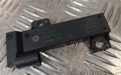 Jeep Grand Cherokee WK2 hátsó rádióantenna-modul eredeti használt - 68051315AB