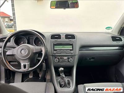 Volkswagen Golf VI bontódik.