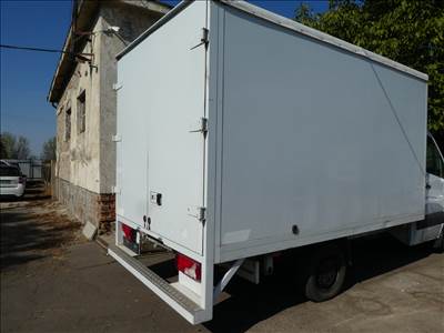 Dobozos zárt plató Mercedes Sprinter Alu feljáróva