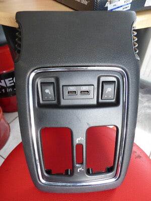 Jeep Grand Cherokee WK2 hátsó középső burkolat USB-médiacsatlakozó-egységgel eredeti használt - 68145567AA