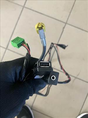Skoda Octavia III USB aljzat  5q0035726e 5q0035724