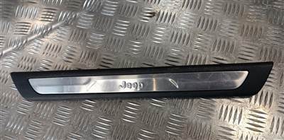 Jeep Grand WK2 első küszöbdíszléc P1NC80DX9AB eredeti használt - Cherokee