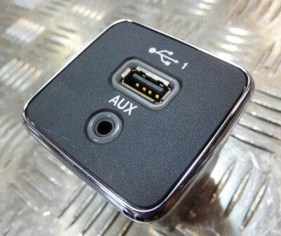 JEEP COMPASS II 2021 USB- és AUX-csatlakozó 5XG28DX9AD 35166724-0A 53249959 eredeti használt