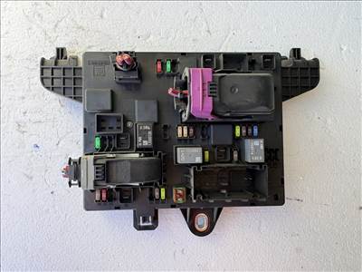 opel astra j 2009-2015 biztosítéktábla csomagtér   13302301