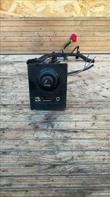 USB/AUX csatlakozó aljzat töltőcsatlakozóval - Skoda Superb III (3V) 5Q0 035 726 E