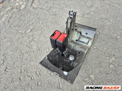 Volkswagen Golf VII hátsó üléssor középső rögzítője (35975)