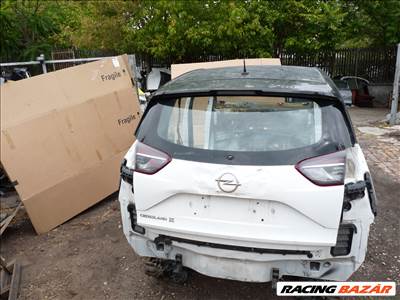 Opel Crossland X hátfal 