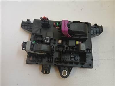 opel astra j 2009-2015 biztosítéktábla    csomagtér 13302300