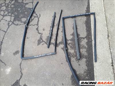 Suzuki Swift III 1998 sedan hátsó ajtó üveg gumikeret 